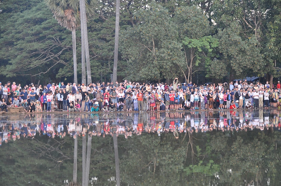 Image of crowds at Angkor Wat on the left side of the entrance