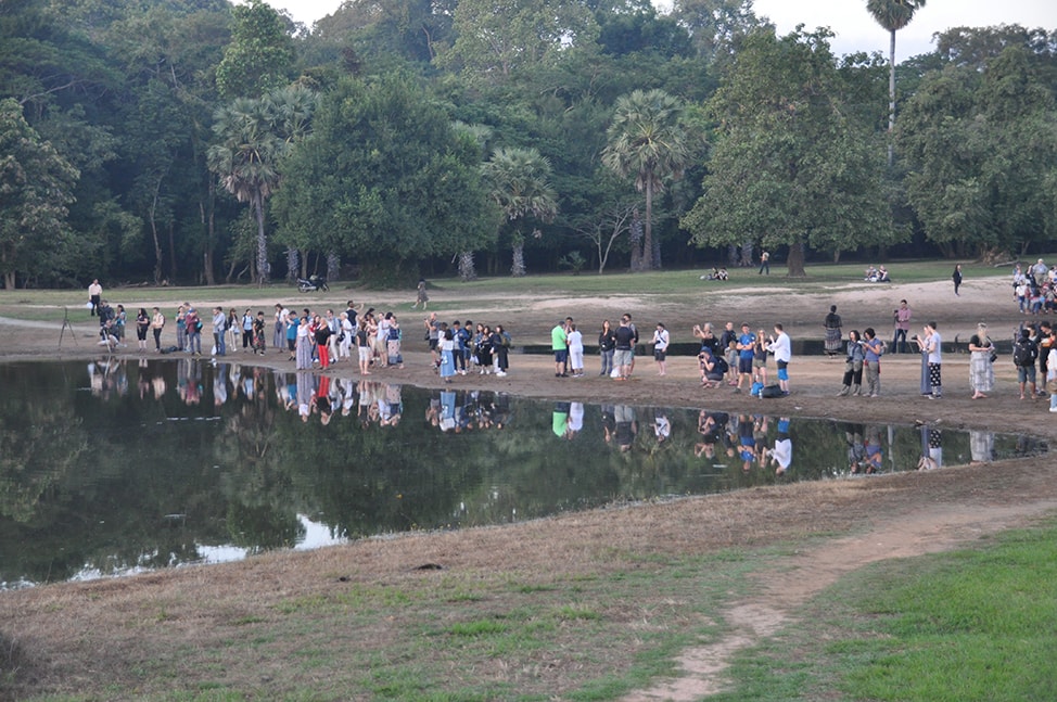 Image of crowds at Angkor Wat on the right side of the entrance